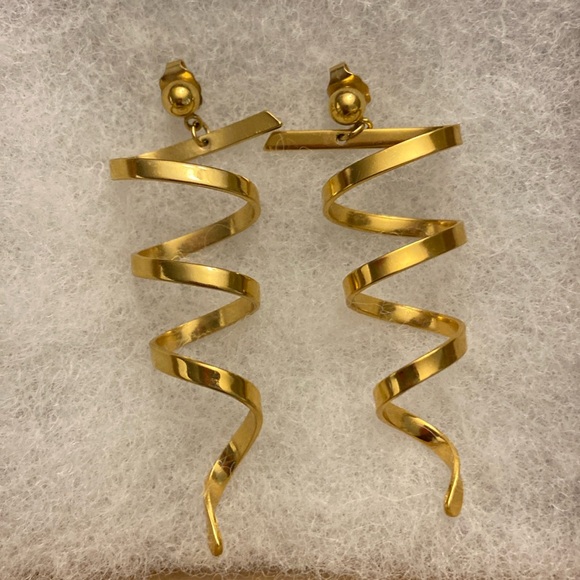 💜Vintage AVON Gold tone Spiral Ribbon Dangle Drop Pierced Earrings - Picture 1 of 2